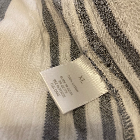 Blouse, navy and ivory, feels like linen but is 100% rayon, long tail, so 👍 - Picture 6 of 6